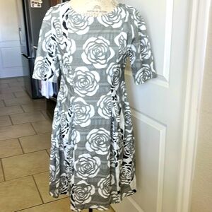 Niche dress NWOT grayish, green, short sleeve dress with flowers medium